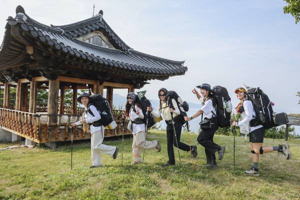 아웃도어 브랜드 아이더와 경북 영덕군이 공동 주관하는 장거리 하이킹 축제 '2025 아이더 하이커스데이' 사전 행사를 진행했다.