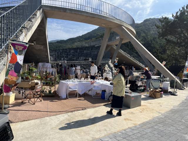 남해 앵강 휴게소에서 지난해 열린 ‘돌장(Stone Market)./남해군/