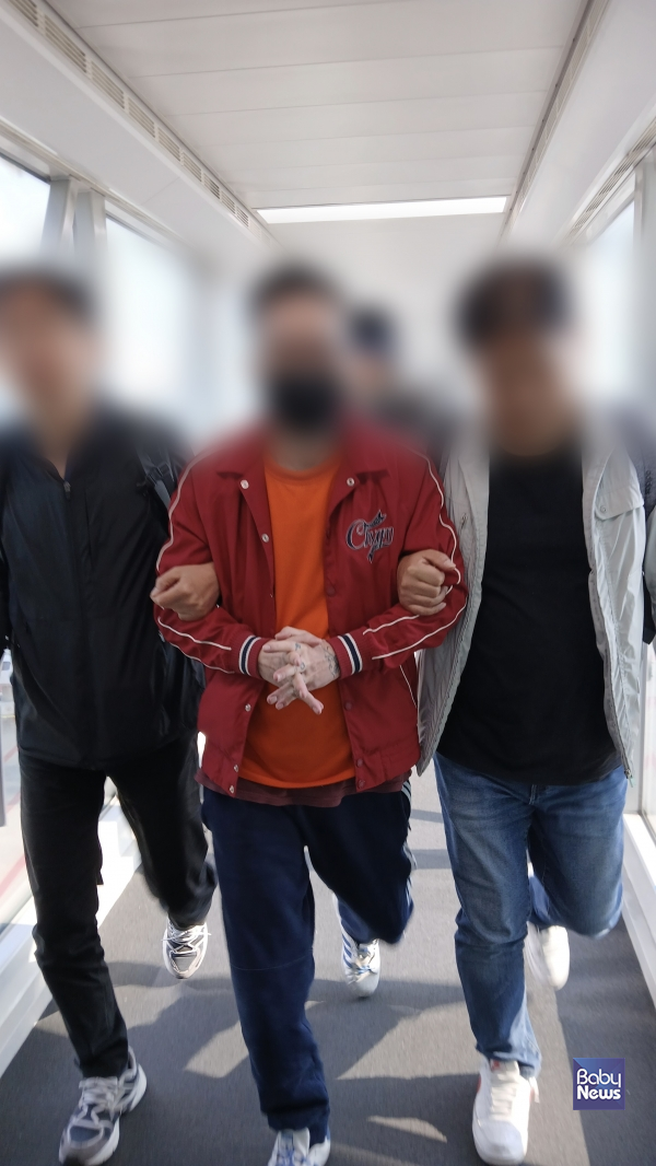 아동·청소년 성착취물 등 음란물을 배포하고, 성매매 업소의 홍보를 대가로 수십억 원의 부당이득을 챙긴 에콰도르에 거주하는 한국인 범죄자가 인천공항으로 소환됐다. ⓒ법무부