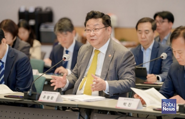 주형환 저출산고령사회위원회 부위원장이 지난 달 22일 판교 차바이오컴플렉스에서 개최된 'AWC 2025 in Seoul' 개막식에 참석해 축사를 전하고 있다. ⓒ저출산고령사회위원회