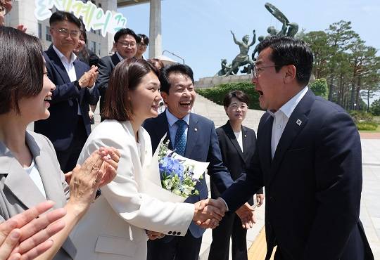 박찬대 더불어민주당 원내대표가 12일 서울 여의도 국회에서 열린 진보당 손솔 의원 등원식 앞을 지나가던 중 손솔 의원과 인사하고 있다. 사진=뉴시스