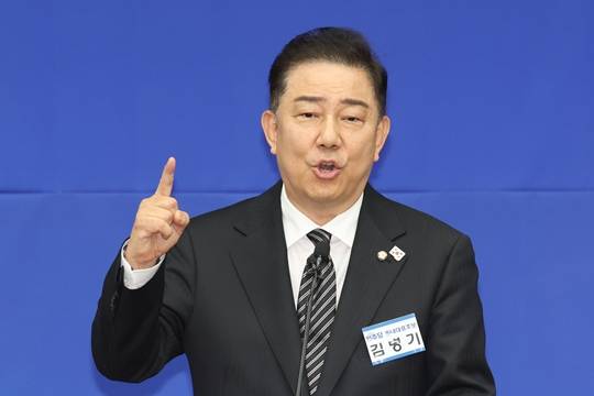 김병기 더불어민주당 원내대표 후보가 13일 서울 여의도 국회에서 열린 제2기 원내대표 선출 의원총회에서 정견발표를 하고 있다. 사진=뉴시스