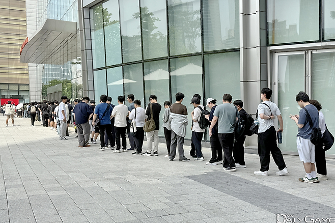 이른 시간부터 대기자들로 긴 줄이 이어졌다.