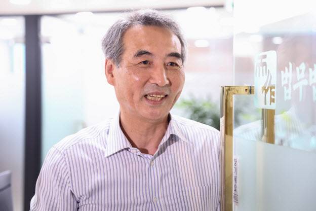 김건희 특검으로 지명된 민중기 전 서울중앙지방법원장이 13일 서울 서초동 사무실에서 나오고 있다. (사진=연합뉴스)