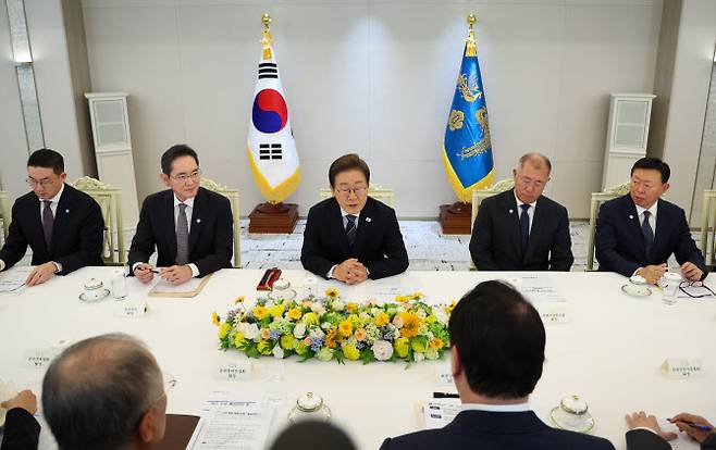 이재명 대통령(사진 가운데)이 13일 서울 용산 대통령실에서 열린 6경제단체·기업인 간담회에서 발언하고 있다. (사진=연합뉴스)