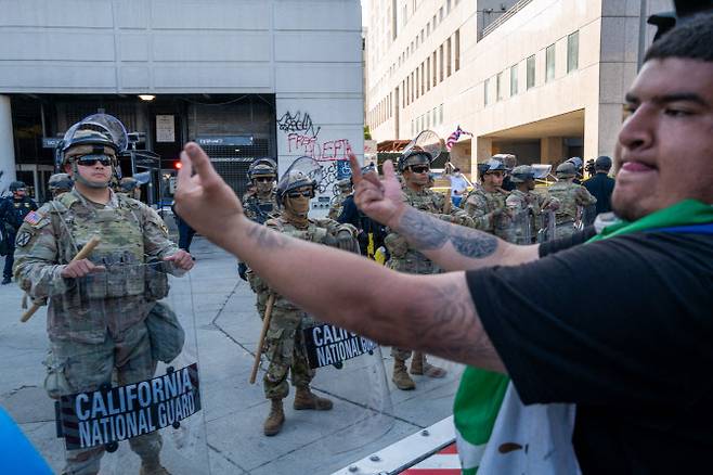 13일(현지시간) 시위대가 로스앤젤레스 도심을 행진하고 있다. 트럼프 행정부가 시 지도부의 반대에도 불구하고 주 방위군과 해병대를 투입하면서 도시 내 긴장은 여전히 고조된 상태다.(사진=게티이미지)