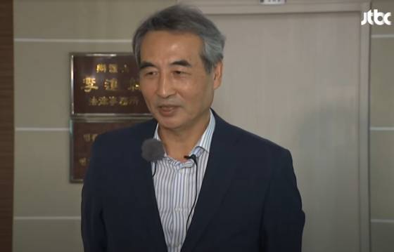 이른바 '3대 특검법' 가운데 '김건희 특검법' 특별검사로 임명된 민중기 전 서울중앙지방법원장이 오늘(13일) 오전 특검을 맡게 된 소감을 밝히는 모습. 〈사진=JTBC 유튜브 라이브〉