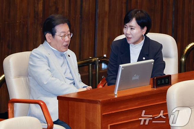 이재명 대통령과 전현희 최고위원이 대화하고 있다. 2025.4.14/뉴스1 ⓒ News1 안은나 기자