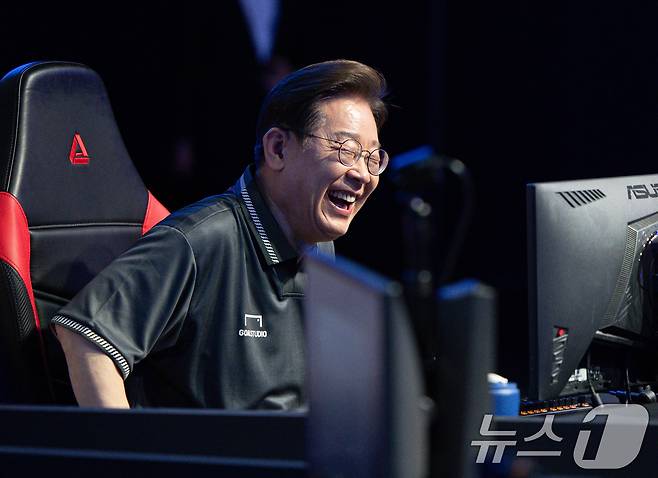 이재명 더불어민주당 대통령 후보가 17일 오후  'K-콘텐츠–e스포츠 LEVEL UP!' e스포츠 산업 현장간담회에서 게임 '리그오브레전드'를 체험하던 중 미소를 짓고 있다. 2025.5.17/뉴스1 ⓒ News1 이재명 기자