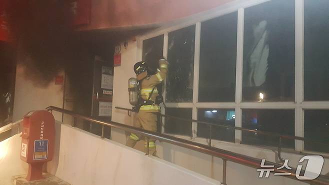 지난 12일 밤 제주 추자도우체국에서 화재 사고가 발생했다.(제주도소방안전본부 제공. 재판매 및 DB 금지)