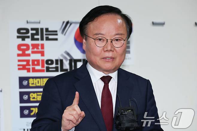 국민의힘 김문수 전 대통령 후보 비서실장을 지낸 김재원 전 최고위원이 지난달 10일 서울 여의도 국회에서 단일화 협상 관련 한덕수 전 예비후보 측과 회동을 마친 뒤 브리핑을 하고 있다. 2025.5.10/뉴스1 ⓒ News1 안은나 기자