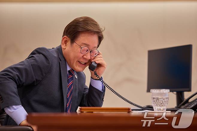 이재명 대통령이 지난 12일 서울 용산구 대통령실 청사 집무실에서 앤소니 알바니지 호주 총리와 전화 통화를 하고 있다.(대통령실 제공. 재판매 및 DB 금지) 2025.6.12/뉴스1 ⓒ News1 허경 기자