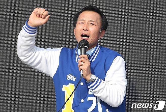 대통령실 국정상황실장에 임명된 송기호 변호사. 지난해 4월 당시 더불어민주당 서울 송파을 후보로서 서울 송파구 석촌동주민센터 앞에서 지지를 호소하고 있다. 2024.4.7/뉴스1 ⓒ News1 임세영 기자