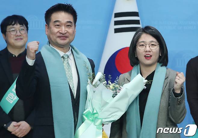 용혜인 새진보연합 상임선대위원장(오른쪽)이 15일 오전 서울 여의도 국회 소통관에서 열린 새진보연합 2호 인재 영입 발표 기자회견에서 최혁진 iN라이프케어연합회 정책위원장과 기념촬영을 하고 있다. 2024.2.15/뉴스1 ⓒ News1 임세영 기자