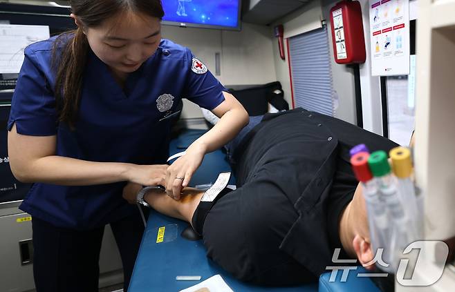 13일 서울 종로구 광화문광장에서 열린 2025년 헌혈자의 날 행사에서 한 시민이 헌혈을 하고 있다. 2025.6.13/뉴스1 ⓒ News1 임세영 기자