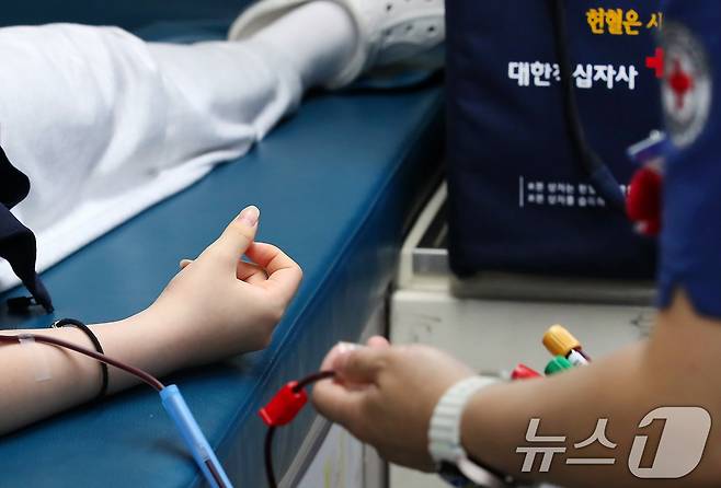 세계 헌혈자의 날을 하루 앞둔 13일 대구 달성군 현풍고등학교 학생들이 학교를 방문한 대한적십자사 대구경북혈액원 헌혈버스에서 헌혈에 동참하고 있다. 이날 수학여행을 떠난 1학년 학생을 제외하고 2·3학년 324명 가운데 100여 명의 학생이 헌혈에 참여했다. 2025.6.13/뉴스1 ⓒ News1 공정식 기자