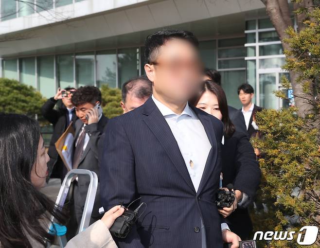 '양평 공흥지구 개발사업 특혜 의혹' 관련 사문서위조 등 혐의로 불구속 기소된 윤석열 대통령의 처남 김모씨가 23일 오전 경기 여주시 수원지방법원 여주지원에서 열린 첫 공판을 마치고 나오고 있다. 2023.11.23/뉴스1 ⓒ News1 김영운 기자