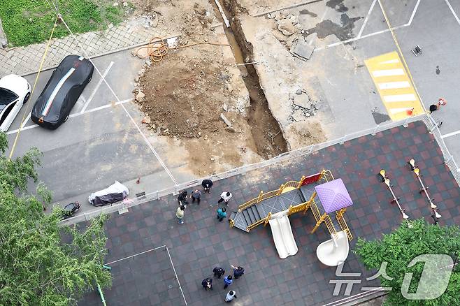 13일 오후 서울 강남구 대치동 은마아파트 내 가스배관 공사현장에서 매몰 사고가 발생해 작업자 2명이 병원에 이송됐다. 이날 사고로 60대 작업자 1명이 심정지 상태로, 경상을 입은 50대 작업자 1명은 약 40분 만에 구조돼 병원에 이송됐다. 사진은 이날 사고가 발생한 서울 강남구 은마아파트 현장 모습. 2025.6.13/뉴스1 ⓒ News1 민경석 기자