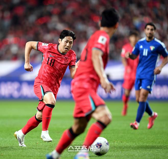 이강인이 10일 서울월드컵경기장에서 열린 2026 FIFA 북중미 월드컵 3차 예선 쿠웨이트와 경기에서 드리블을 하고 있다. 2025. 6. 10. 상암 | 최승섭기자 thunder@sportsseoul.com