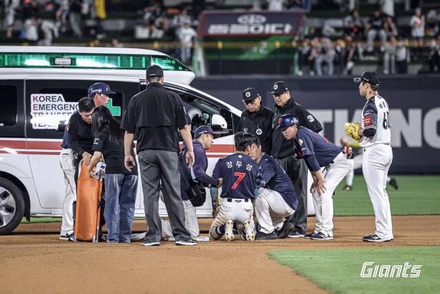 장두성이 2루 진루 후 통증을 호소하고 있다. 결국 구급차까지 그라운드로 들어왔다. 사진 | 롯데 자이언츠