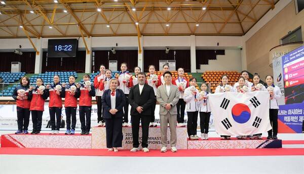 12일 제천체육관에서 열린 '2025 기계체조 아시아선수권 여자대회' 단체 종합 시상식 모습. 사진┃대한체조협회