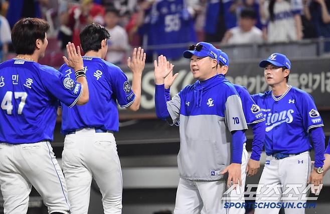 12일 광주 기아챔피언스필드에서 열린 KBO리그 KIA와 삼성의 경기. 삼성이 KIA에 2대 1로 승리하며 위닝시리즈를 달성했다. 경기 종료 후 구자욱과 하이파이브를 나누고 있는 박진만 감독. 광주=송정헌 기자songs@sportschosun.com/2025.06.12/