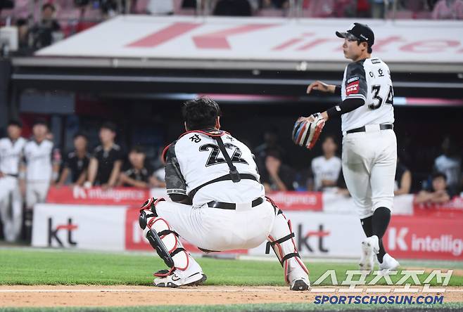 12일 수원 KT위즈파크에서 열린 롯데-KT전. 10회초 2사 만루 전민재의 평범한 플라이를 장성우 포수가 놓친 후 아쉬워하고 있다. 수원=정재근 기자 cjg@sportschosun.com/2025.6.12/