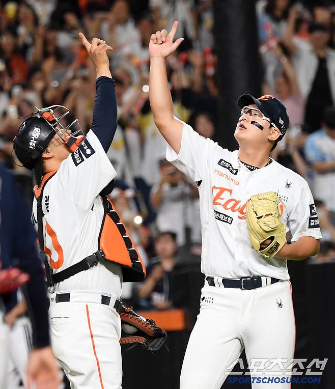 1점 차 승리를 지켜낸 포수 이재원과 마무리 김서현이 세리머니를 펼치고 있다.