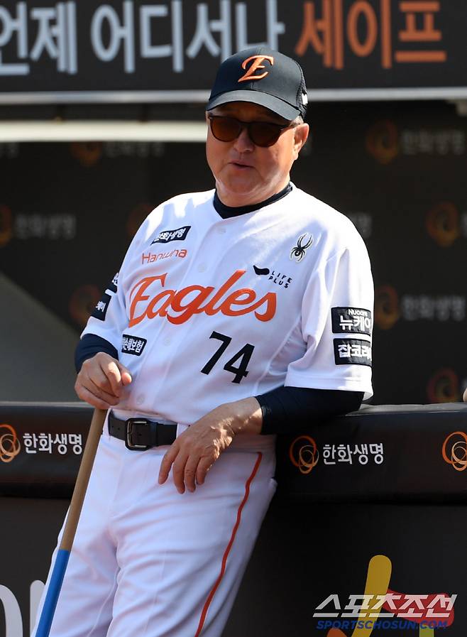 11일 대전 한화생명볼파크에서 열린 한화 이글스와 두산 베어스의 경기. 한화 김경문 감독이 훈련을 지켜보고 있다. 대전=박재만 기자 pjm@sportschosun.com/2025.06.11/