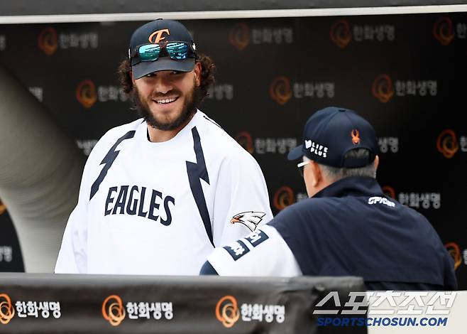 10일 대전 한화생명볼파크에서 열린 한화 이글스와 두산 베어스의 경기. 한화 김경문을 감독을 찾은 폰세가 분위기를 띄우고 있다. 대전=박재만 기자 pjm@sportschosun.com/2025.06.10/