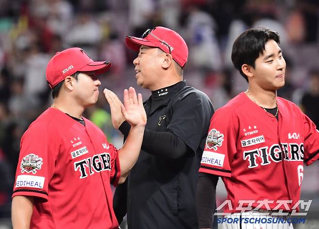11일 광주 기아챔피언스필드에서 열린 KBO리그 KIA와 삼성의 경기. KIA가 삼성에 승리했다. 경기 종료 후 승리의 기쁨을 나누고 있는 KIA 이범호 감독. 광주=송정헌 기자songs@sportschosun.com/2025.06.11/