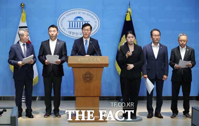 더불어민주당 장경태, 김용민 등 의원들이 11일 서울 여의도 국회 소통관에서 검찰 개혁 관련 기자회견을 하고 있다. /뉴시스