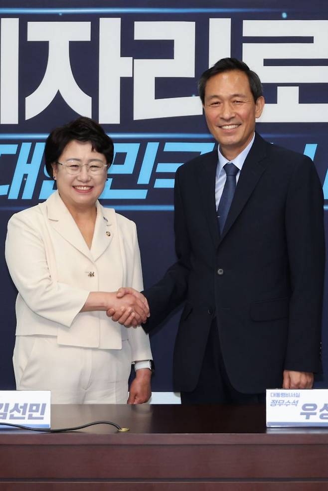 조국혁신당 김선민 당대표 권행대행이 11일 서울 여의도 국회를 찾은 우상호 대통령실 정무수석을 접견하고 있다. 연합뉴스