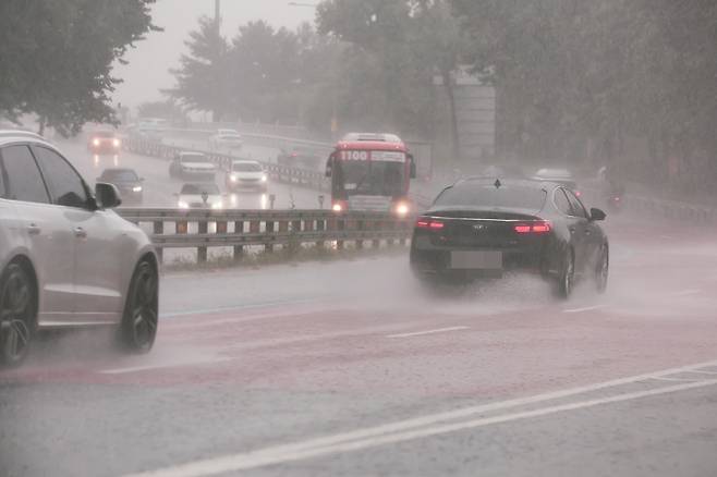제주 장맛비 180mm 이상 전국 물폭탄... 서울 덥고 꿉꿉 ‘폭염 유의’ [오늘날씨]=금요일인 오늘(13일) 날씨는 전국이 대체로 흐리겠으나, 중부지방은 아침까지 대체로 맑겠다.기상청에 따르면 새벽(00~06시)부터 전남권과 경남권에, 오전(06~12시)부터 전북에, 늦은 오후(15~18시)부터 충남권과 경북권남부에, 밤(18~24시)부터 수도권과 충북, 경북북부에 비가 내리겠다.특히 2025년 장마가 시작된 제주도는 밤부터 돌풍과 함께 천둥.번개를 동반한 시간당 30~50mm의 매우 강한 비가 내리는 곳이 있겠다.©bnt뉴스:서울, 서울날씨, 오늘날씨, 내일날씨