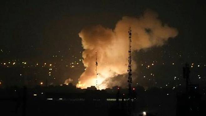 13일 이란의 수도 테헤란에서 이스라엘의 공격으로 폭발 이 일어나고 있다./AP 연합뉴스