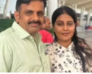 올해 1월에 결혼한 여성이 런던에 사는 남편을 만나러 가기 직전 아버지와 공항에서 사진을 찍은 모습./Local18