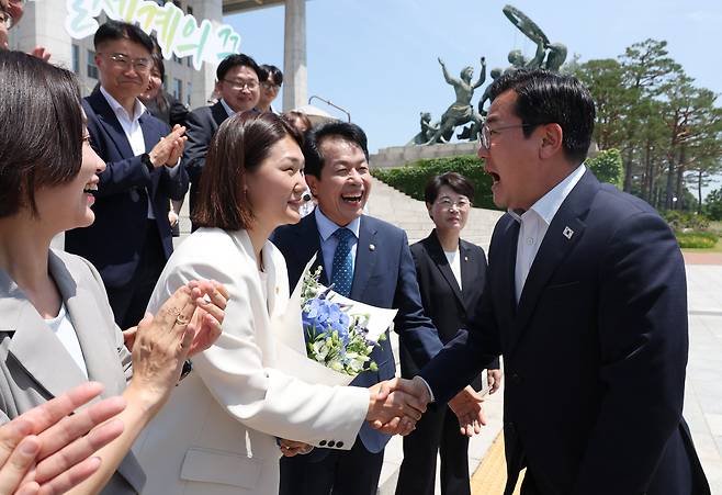 [서울=뉴시스] 고승민 기자 = 박찬대 더불어민주당 원내대표가 12일 서울 여의도 국회에서 열린 진보당 손솔 의원 등원식 앞을 지나가던 중 손솔 의원과 인사하고 있다. 2025.06.12. kkssmm99@newsis.com