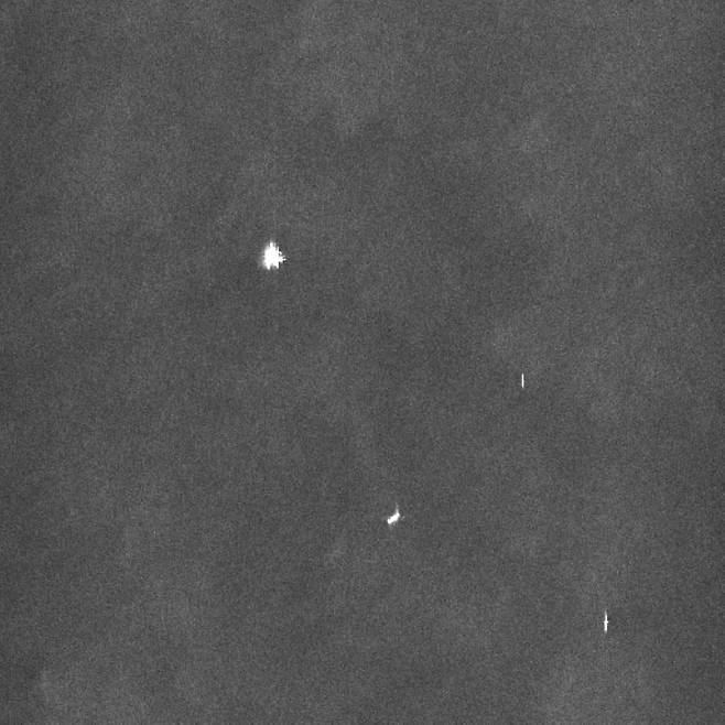 아리랑5호는 지난해부터 집중적으로 서해 PMZ 일대를 따라 구조물을 촬영한 것으로 나타났다. 올해 1월 23일 촬영된 영상을 보면 중국 측이 설치한 고정 구조물(큰 점)과 선란2호로 추정되는 부유 구조물(가운데 긴 점), 어선들(작은 긴 점)이 보인다. /한국항공우주연구원