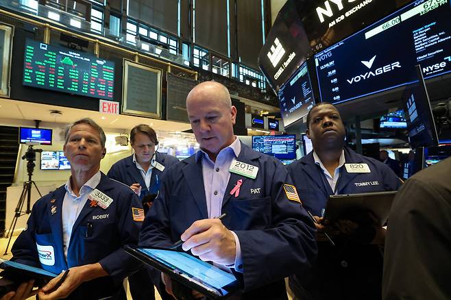 11일 미국 뉴욕 증권거래소(NYSE)에서 보이저 테크놀로지스의 IPO 중 거래가 시작되기를 트레이더들이 기다리고 있다. /연합뉴스