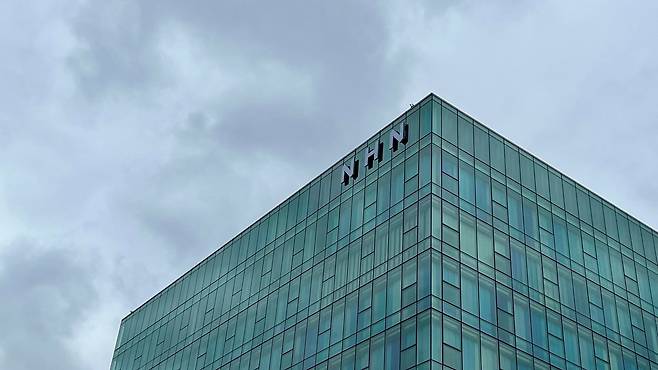 새로운 기업 로고가 적용된 NHN 사옥./소셜미디어 갈무리