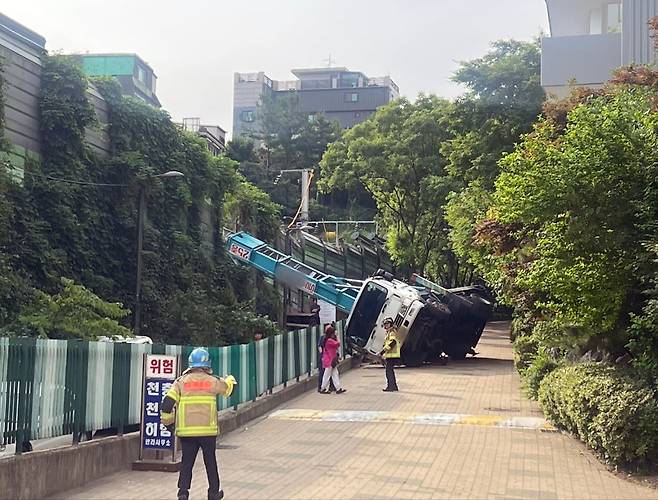 13일 오전 8시 20분께 서울 경의중앙선 가좌역∼신촌역 구간 사다리차 전도 사고로 인해 전기공급 장애가 발생, 열차 운행이 지연되고 있다. 사진은 전도된 사다리차. /연합뉴스