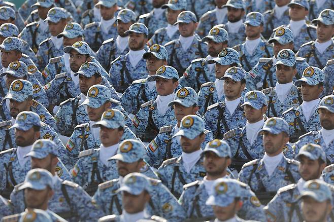 이란군이 지난해 수도 테헤란에서 열린 연례 군사 퍼레이드 동안 행진하고 있다./연합뉴스