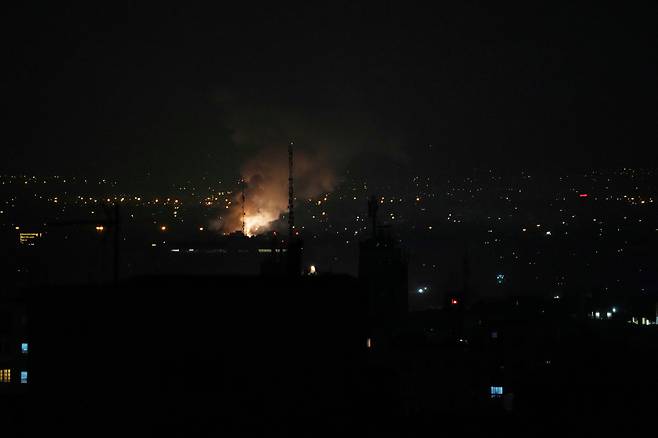 13일 이란 테헤란에서 이스라엘 공습 이후 폭발 연기가 피어오르고 있다. /연합뉴스
