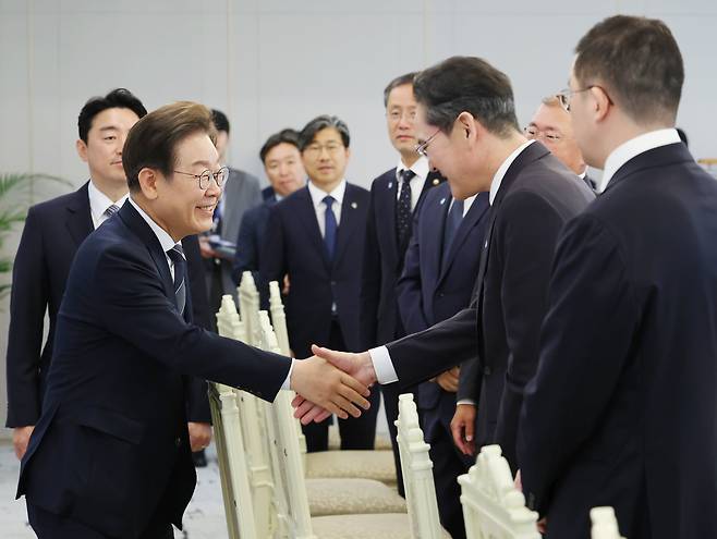 이재명 대통령이 13일 서울 용산 대통령실에서 열린 6경제단체·기업인 간담회에서 이재용 삼성전자 회장과 악수하고 있다.[대통령실통신사진기자단]/연합뉴스