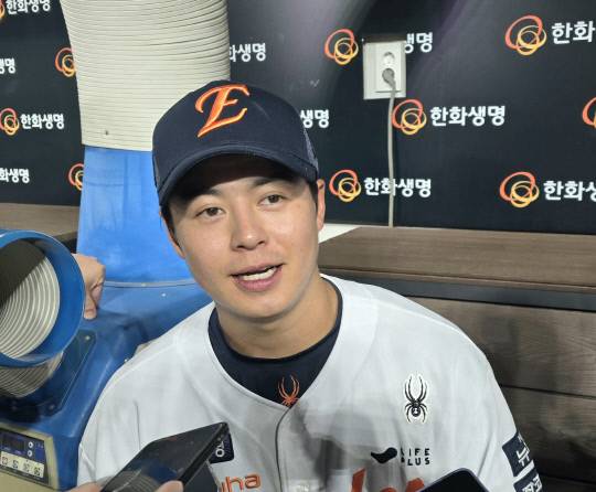 12일 대전한화생명볼파크에서 열린 2025 신한 SOL뱅크 KBO리그 두산 베어스와의 주중 3연전 3차전에서 2점 홈런을 쏘아올린 노시환 선수가 취재진과 인터뷰를 하고 있다. 이성현 기자