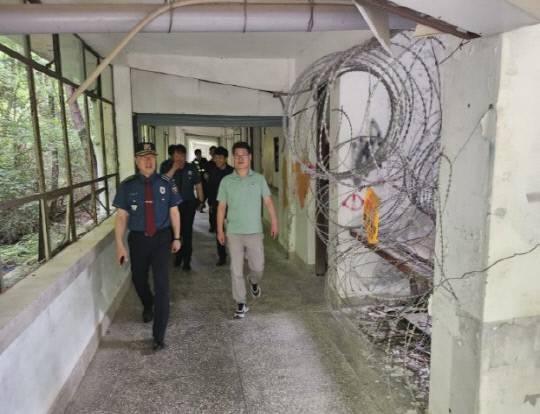 대전 유성경찰서 관계자들이 충일여고 현장점검을 하고 있는 모습. 대전 유성경찰서 제공.