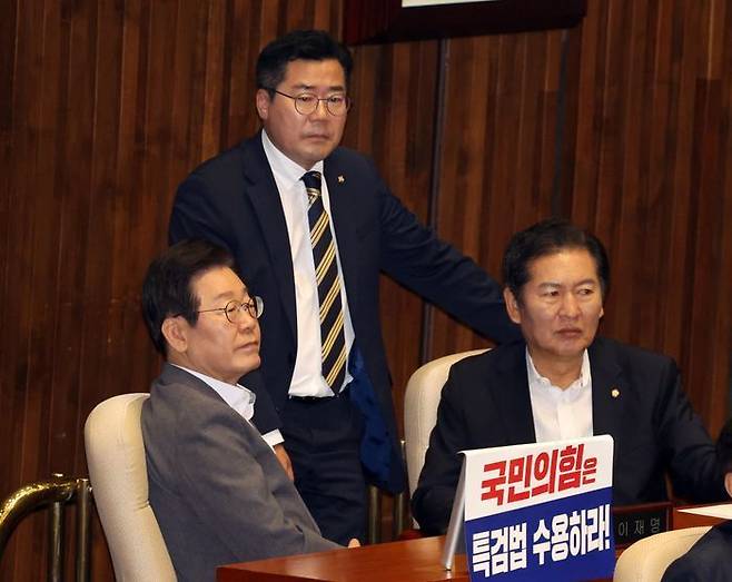 이재명 대통령이 더불어민주당 대표였던 지난해 7월 25일 열린 국회 본회의에서 박찬대 대표직무대행 겸 원내대표, 정청래 법사위원장과 대화하다 주진우 의원의 발언을 듣고 있다. ⓒ뉴시스