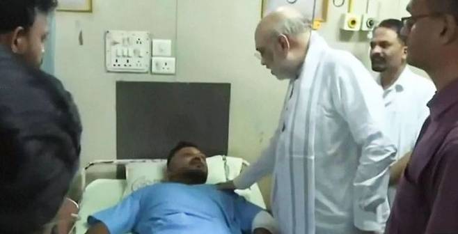 아미트 샤 인도 내무부 장관이 12일(현지시간) 에어인디아 추락사고 생존자인 비슈와스 쿠마르 라메시를 격려하고 있다. ⓒ 로이터/연합뉴스