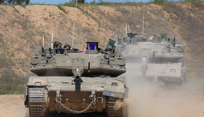 올해 3월 19일(현지시간) 이스라엘군 탱크가 가자지구 북부를 향해 진격하고 있다. ⓒAFP/연합뉴스