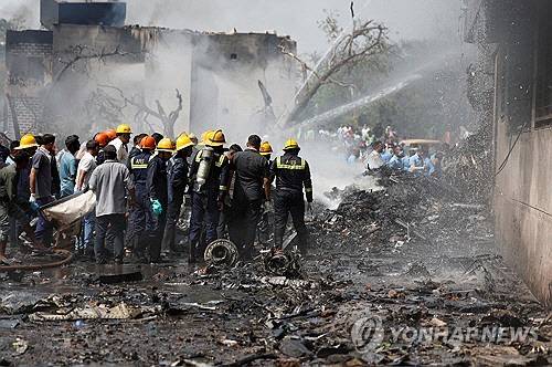 에어인디아 여객기 추락 현장[로이터 연합뉴스 자료사진]